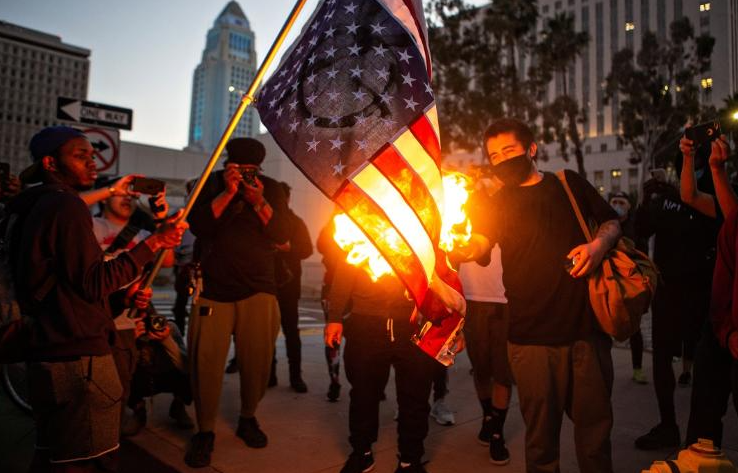 开云体育平台-美国传来爆炸性丑闻！特朗普最担心的事情发生了，这下脸丢尽了